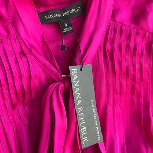 NWT Banana Republic Women’s Tie-Neck Sleeveless Blouse. Small.